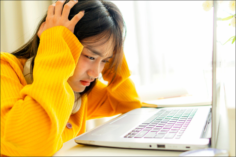 ▲ADHD孩子在憂鬱時,注意力缺損或過動的症狀更加顯著,讓學業和生活表現更差,更影響自我價值;圖為情境照,圖中人物與本文無關。(照片來源:shutterstock)