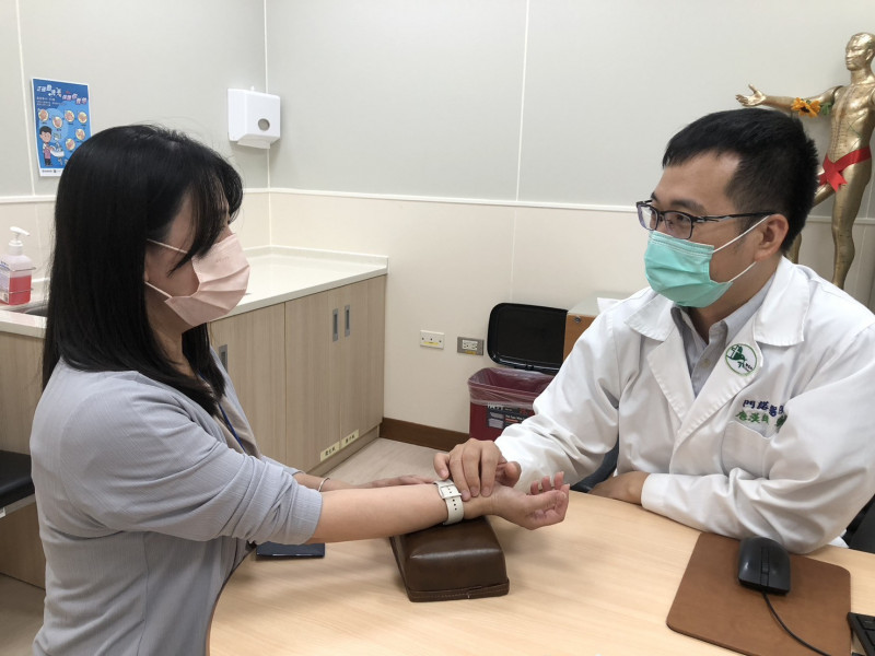 中醫師唐漢維說,透過中醫師調理辯證,更年期女性也能改善不舒服症狀。(門諾醫院提供) 中醫師唐漢維說,透過中醫師調理辯證,更年期女性也能改善不舒服症狀。(門諾醫院提供)