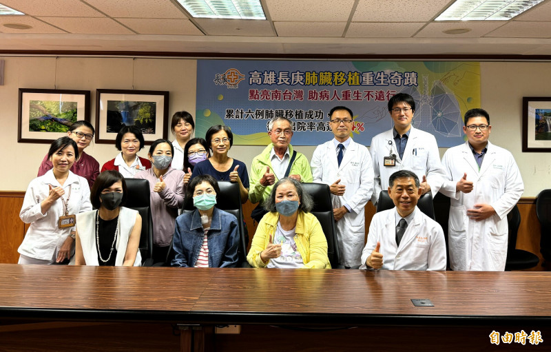高雄長庚肺臟移植團隊自2021年起已完成6例手術,病人現身分享喜悅的心情。(記者許麗娟攝) 高雄長庚肺臟移植團隊自2021年起已完成6例手術,病人現身分享喜悅的心情。(記者許麗娟攝)