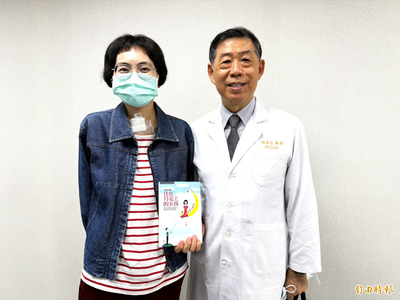 罹患罕病LAM的張育宜(左)曾出書「住在月亮上的女孩」,如今「重返地球」能自由呼吸氣氣,醫治她20多年的主治醫師林孟志(右)也為她開心。(記者許麗娟攝) 罹患罕病LAM的張育宜(左)曾出書「住在月亮上的女孩」,如今「重返地球」能自由呼吸氣氣,醫治她20多年的主治醫師林孟志(右)也為她開心。(記者許麗娟攝)