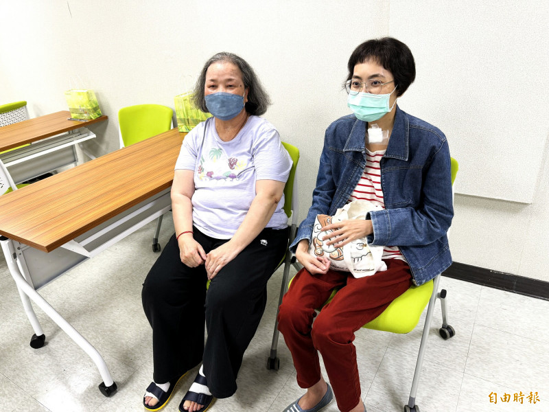 完成換肺手術的張簡女士(左),與張育宜(右),都已擺脫戴呼吸器多年的痛苦,現身分享能自由呼吸氧氣的喜悅。(記者許麗娟攝) 完成換肺手術的張簡女士(左),與張育宜(右),都已擺脫戴呼吸器多年的痛苦,現身分享能自由呼吸氧氣的喜悅。(記者許麗娟攝)