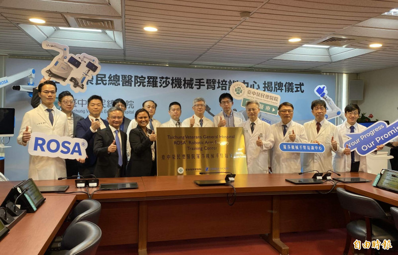 中榮成立羅莎機械手臂培訓中心,未來將有來自台灣、日本、韓國、新加坡、馬來西亞等地的骨科醫師前來接受標準化培訓,進行手術模擬與臨床指導。(記者蔡淑媛攝) 中榮成立羅莎機械手臂培訓中心,未來將有來自台灣、日本、韓國、新加坡、馬來西亞等地的骨科醫師前來接受標準化培訓,進行手術模擬與臨床指導。(記者蔡淑媛攝)