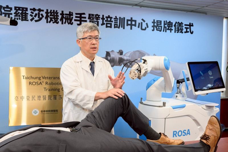 中榮關節重建科主任曾崇育說,機械手臂能協助年輕醫師快速學習手術技巧並縮短經驗累積時間。(中榮提供) 中榮關節重建科主任曾崇育說,機械手臂能協助年輕醫師快速學習手術技巧並縮短經驗累積時間。(中榮提供)