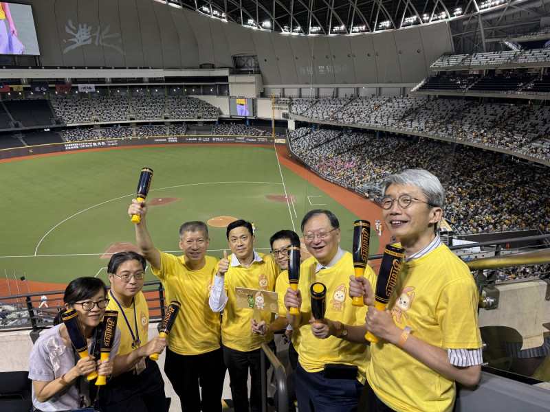 台大醫院器官勸募暨移植中心今(22日)與中信育樂合作,在台北大巨蛋舉辦「生命續行,希望開球」兒童器官移植術後同樂會。(台大醫院提供) 台大醫院器官勸募暨移植中心今(22日)與中信育樂合作,在台北大巨蛋舉辦「生命續行,希望開球」兒童器官移植術後同樂會。(台大醫院提供)