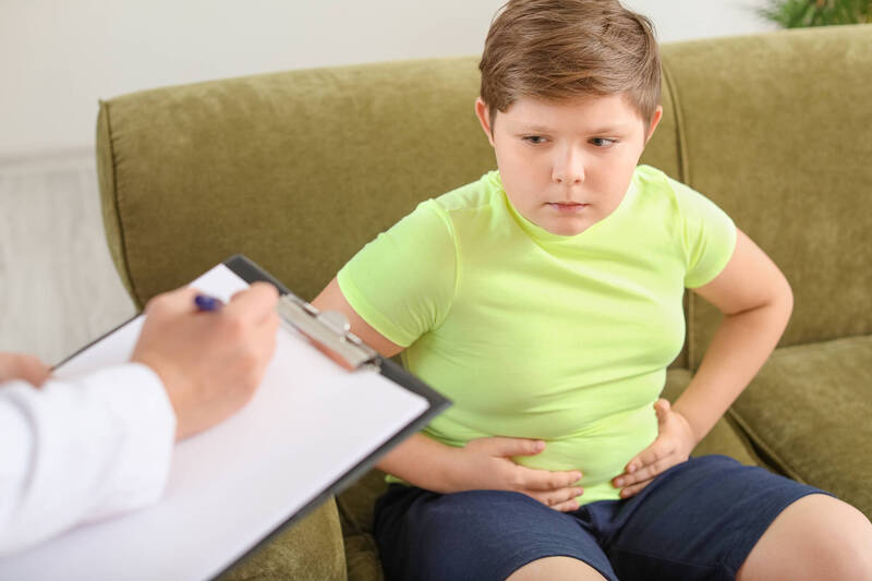 王律婷醫師提醒,若孩子在暑假期間明顯變胖,建議盡早諮詢兒童營養或減重門診,由專業團隊協助評估與調整,讓孩子健康迎接新學期;圖為情境照,圖中人物與本文無關。(圖擷取自shutterstock) 王律婷醫師提醒,若孩子在暑假期間明顯變胖,建議盡早諮詢兒童營養或減重門診,由專業團隊協助評估與調整,讓孩子健康迎接新學期;圖為情境照,圖中人物與本文無關。(圖擷取自shutterstock)