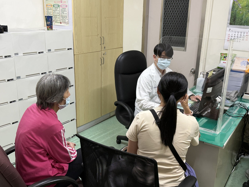 嘉南療養院呼籲家屬,多注意長輩可能的失智症狀況,早期診治、協助改善。(嘉南療養院提供) 嘉南療養院呼籲家屬,多注意長輩可能的失智症狀況,早期診治、協助改善。(嘉南療養院提供)