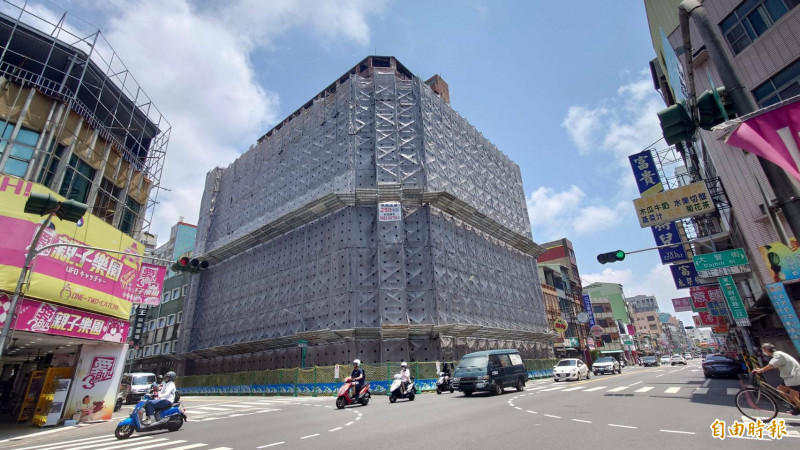 位於南市中西區的「來亞大樓」已被判定危樓將拆除。(記者洪瑞琴攝) 位於南市中西區的「來亞大樓」已被判定危樓將拆除。(記者洪瑞琴攝)