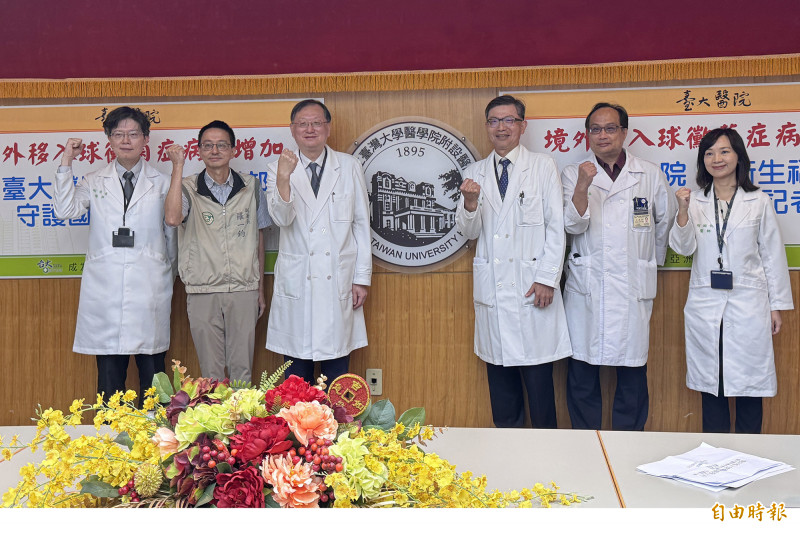 台灣近5年新增13例罕見「球黴菌症」,患者多有美國旅居史,因易被誤診為肺癌或肺結核,台大醫院召開記者會,提醒醫師與民眾提高警覺。(記者邱芷柔攝) 台灣近5年新增13例罕見「球黴菌症」,患者多有美國旅居史,因易被誤診為肺癌或肺結核,台大醫院召開記者會,提醒醫師與民眾提高警覺。(記者邱芷柔攝)