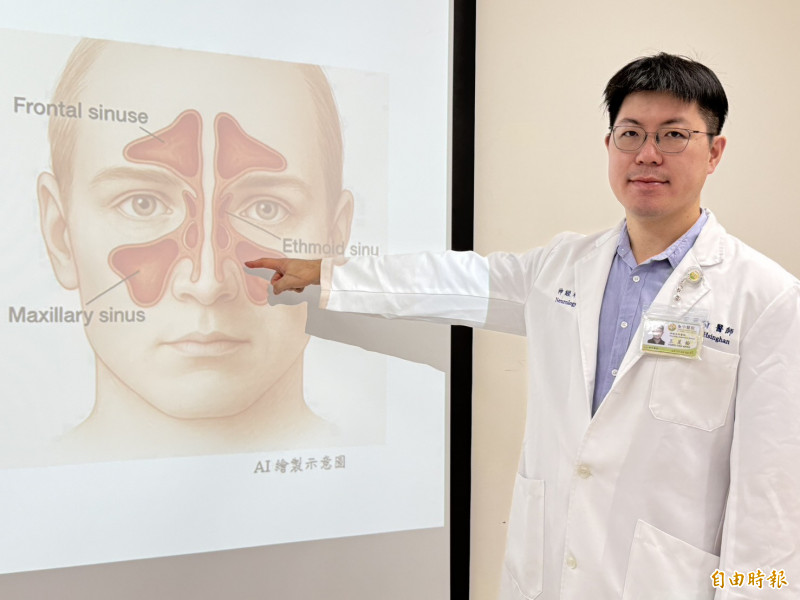 王星翰醫師指出,鼻竇位於額頭與兩頰,鼻竇腫脹發炎導致頭痛。(記者蔡淑媛翻攝) 王星翰醫師指出,鼻竇位於額頭與兩頰,鼻竇腫脹發炎導致頭痛。(記者蔡淑媛翻攝)