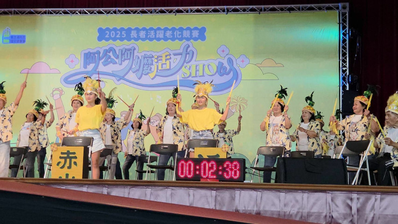 萬巒鄉「閃亮赤山不老隊」以舞蹈結合鼓棒打擊,呈現創意與朝氣。(屏東縣政府提供) 萬巒鄉「閃亮赤山不老隊」以舞蹈結合鼓棒打擊,呈現創意與朝氣。(屏東縣政府提供)
