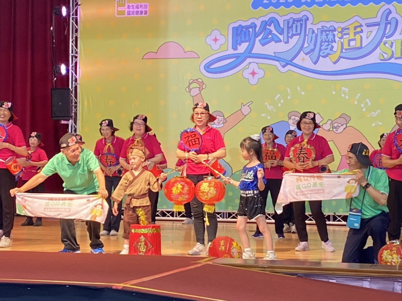 萬丹鄉「紅豆寶貝隊」以熱情舞蹈,展現熱鬧氛圍。(屏東縣政府提供) 萬丹鄉「紅豆寶貝隊」以熱情舞蹈,展現熱鬧氛圍。(屏東縣政府提供)