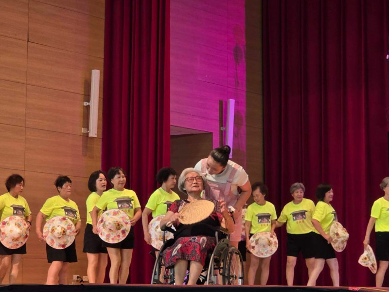 林邊鄉「仁和關懷協進會」結合在地特色透過長者與孫輩的同台互動,展現活力與創意。(屏東縣政府提供) 林邊鄉「仁和關懷協進會」結合在地特色透過長者與孫輩的同台互動,展現活力與創意。(屏東縣政府提供)