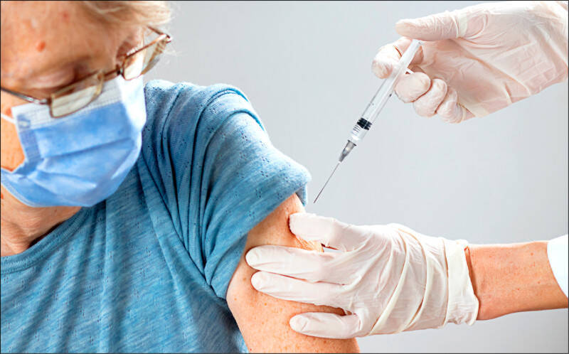 接種帶狀?疹疫苗,不僅防「皮蛇」,最新研究更證實有助降低心血管疾病風險;圖為情境照,圖中人物與本文無關。(圖取自shutterstock) 接種帶狀?疹疫苗,不僅防「皮蛇」,最新研究更證實有助降低心血管疾病風險;圖為情境照,圖中人物與本文無關。(圖取自shutterstock)