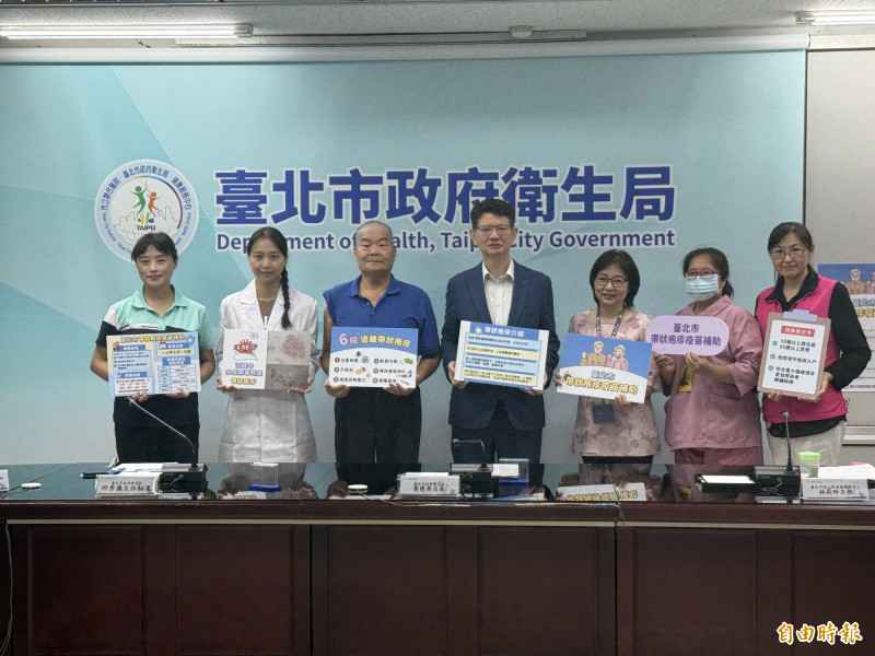 台北市衛生局今(1日)起,提供設籍於台北市55歲以上原住民或65歲以上長者,只要符合「低收入戶或中低收入戶」且「持有重大傷病註記、愛滋感染者或脾臟缺損者」,享兩劑帶狀疱疹疫苗全額補助,可已至北市聯醫各院區預約接種。(記者蔡愷恆攝) 台北市衛生局今(1日)起,提供設籍於台北市55歲以上原住民或65歲以上長者,只要符合「低收入戶或中低收入戶」且「持有重大傷病註記、愛滋感染者或脾臟缺損者」,享兩劑帶狀疱疹疫苗全額補助,可已至北市聯醫各院區預約接種。(記者蔡愷恆攝)