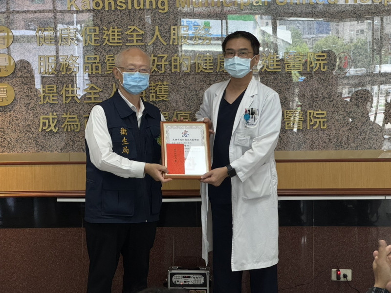 聯合醫院急診科醫師通報確診本土首例及第9例個案,獲頒2500元獎勵金及感謝狀。(高雄市衛生局提供) 聯合醫院急診科醫師通報確診本土首例及第9例個案,獲頒2500元獎勵金及感謝狀。(高雄市衛生局提供)