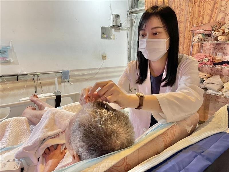 7旬嬤照顧罕病孫不慎摔傷臥床,中醫居家醫療服務介入支援。(為恭醫院提供) 7旬嬤照顧罕病孫不慎摔傷臥床,中醫居家醫療服務介入支援。(為恭醫院提供)
