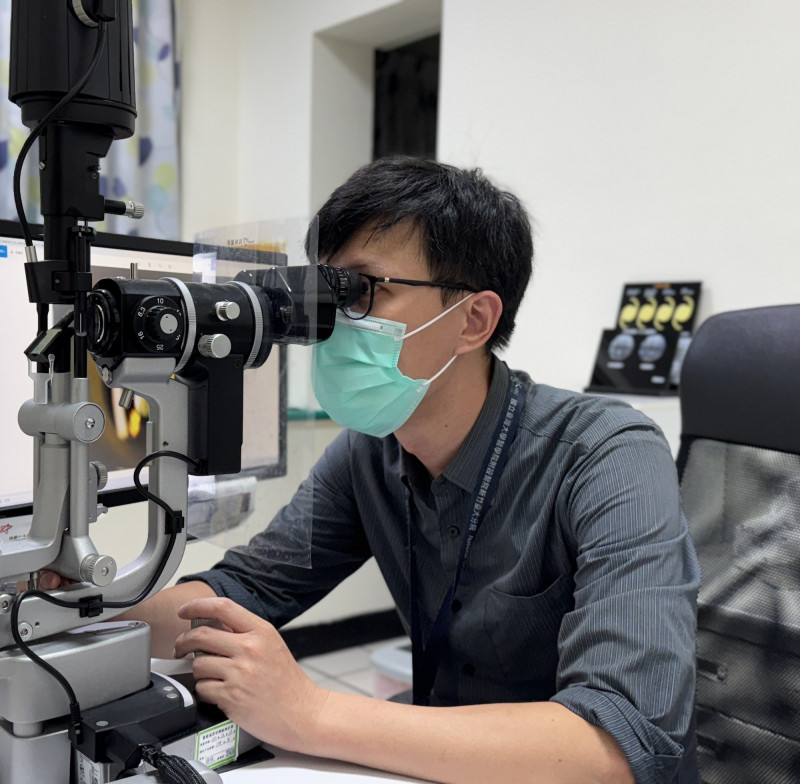 55歲竹科工程師開車夜間看不清？ 竟因白內障導致視線模糊