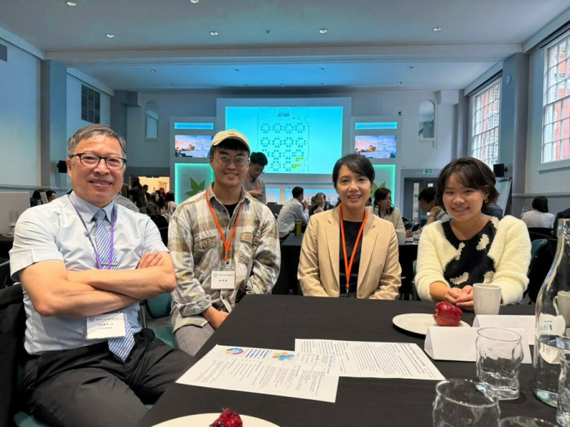 高醫大校長余明隆(左1)赴歐洲與海外華人青年學者深入交流。(高醫大提供) 高醫大校長余明隆(左1)赴歐洲與海外華人青年學者深入交流。(高醫大提供)