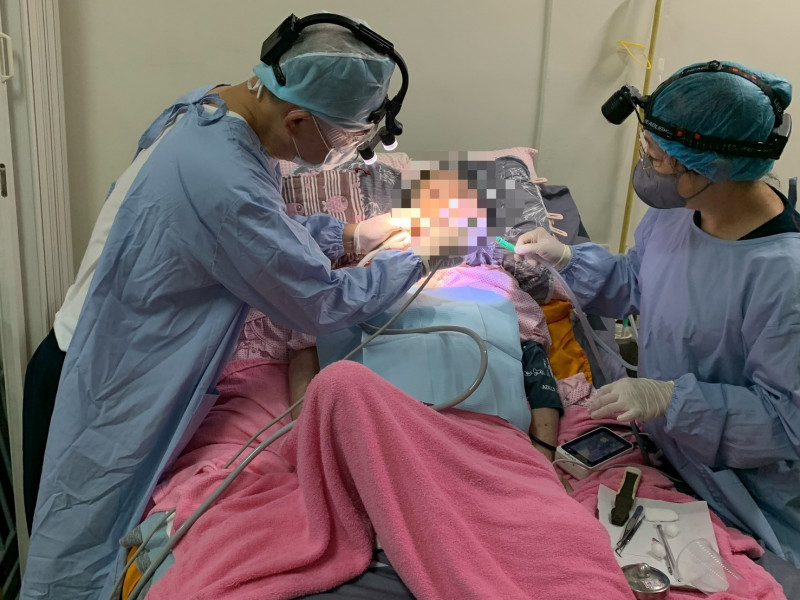 於新竹執業的牙醫師彭啟清到宅居家醫療服務。(牙醫師彭啟清提供) 於新竹執業的牙醫師彭啟清到宅居家醫療服務。(牙醫師彭啟清提供)