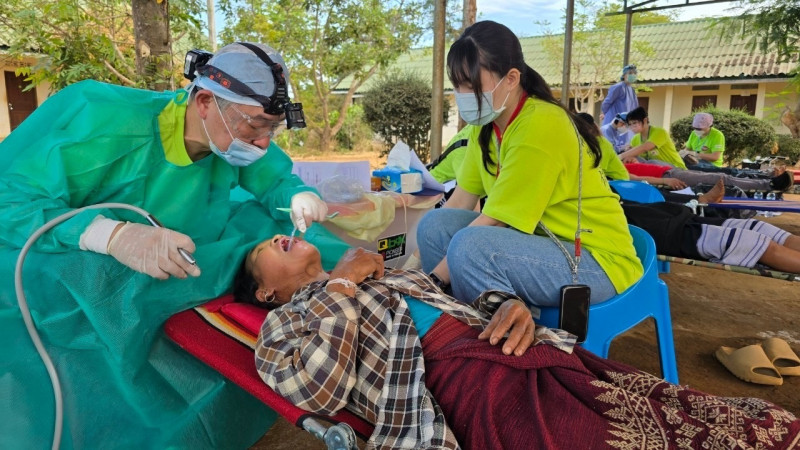台灣齒科服務隊赴寮國義診。(牙醫師彭啟清提供) 台灣齒科服務隊赴寮國義診。(牙醫師彭啟清提供)