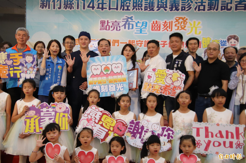 新竹縣政府跟醫療業者合作,推動搶救偏鄉學生蛀牙大作戰的義診。(記者黃美珠攝) 新竹縣政府跟醫療業者合作,推動搶救偏鄉學生蛀牙大作戰的義診。(記者黃美珠攝)