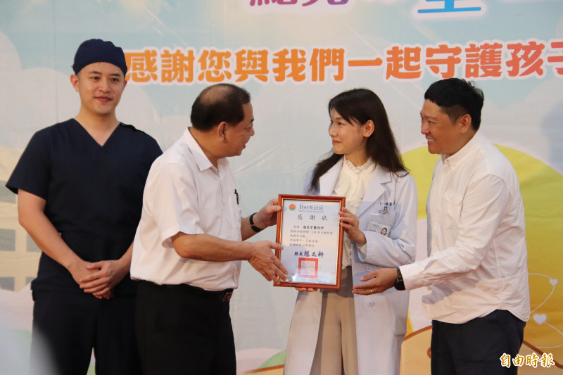 新竹縣副縣長陳見賢(左2)頒發感謝狀給投入偏鄉口腔保健的適采牙醫院長彭彩華等人。(記者黃美珠攝) 新竹縣副縣長陳見賢(左2)頒發感謝狀給投入偏鄉口腔保健的適采牙醫院長彭彩華等人。(記者黃美珠攝)