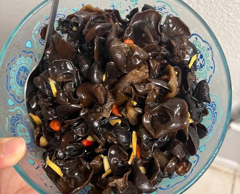 營養師何沂霖分享，黑木耳富含水溶性纖維及多醣體，能促進排便、代謝膽固醇、提升免疫力、抗氧化。（圖取自何沂霖臉書）