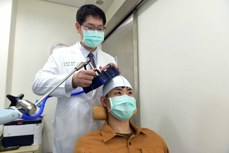 輕生者年輕化！醫：「情緒低落逾2週」應盡早尋求協助