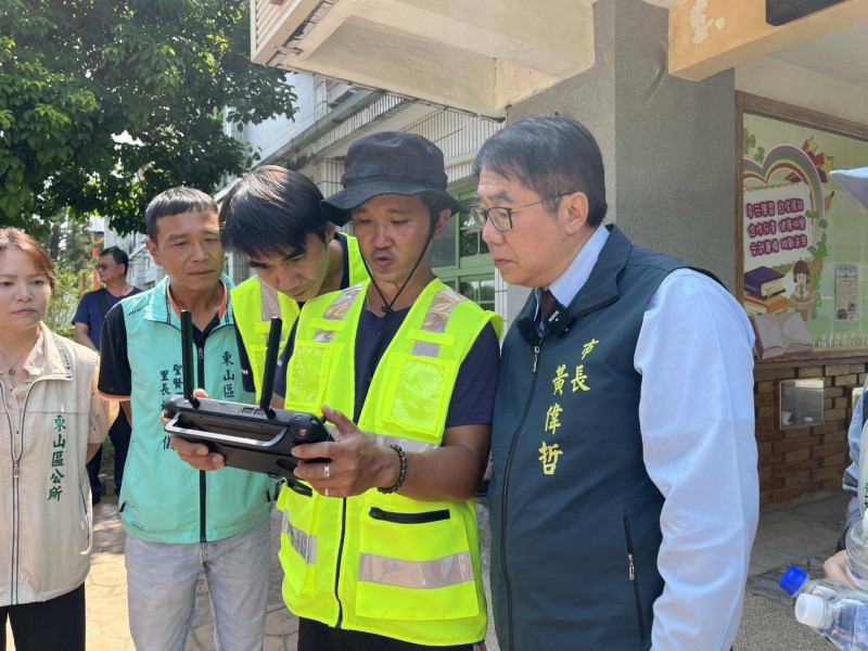 台南市長黃偉哲(右)視察無人機防治登革熱執行狀況,與消防局飛手交流。(南市衛生局提供) 台南市長黃偉哲(右)視察無人機防治登革熱執行狀況,與消防局飛手交流。(南市衛生局提供)