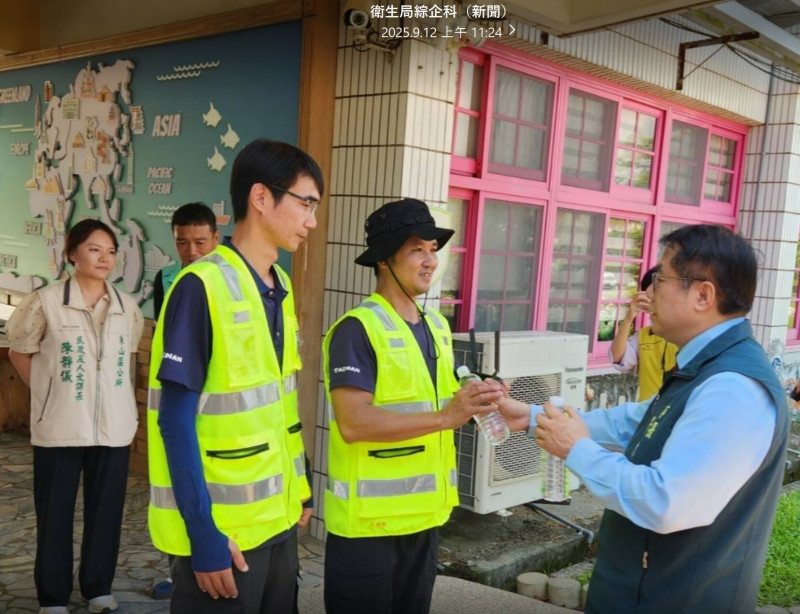 台南市長黃偉哲慰問消防局無人機飛行操作人員,並遞上瓶裝水表達感謝之意。(南市衛生局提供) 台南市長黃偉哲慰問消防局無人機飛行操作人員,並遞上瓶裝水表達感謝之意。(南市衛生局提供)