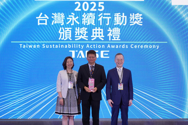 彰化醫院獲頒「SDG3全方位終結結核病-金級獎」,院長賴仲亮(中)代表領獎,左為衛福部政務次長林靜儀,右為台灣永續能源研究基金會董事長簡又新(彰化醫院提供) 彰化醫院獲頒「SDG3全方位終結結核病-金級獎」,院長賴仲亮(中)代表領獎,左為衛福部政務次長林靜儀,右為台灣永續能源研究基金會董事長簡又新(彰化醫院提供)