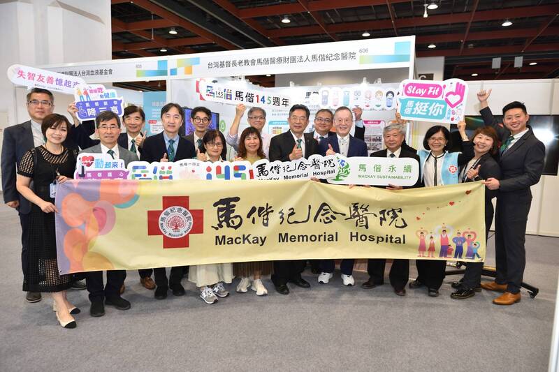台灣永續能源研究基金會董事長簡又新(右5)特別到馬偕紀念醫院攤位支持並合影。(馬偕醫院提供) 台灣永續能源研究基金會董事長簡又新(右5)特別到馬偕紀念醫院攤位支持並合影。(馬偕醫院提供)