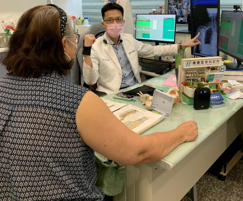 台南骨科診所醫師陳建宏看診情形。(陳建宏診所提供) 台南骨科診所醫師陳建宏看診情形。(陳建宏診所提供)