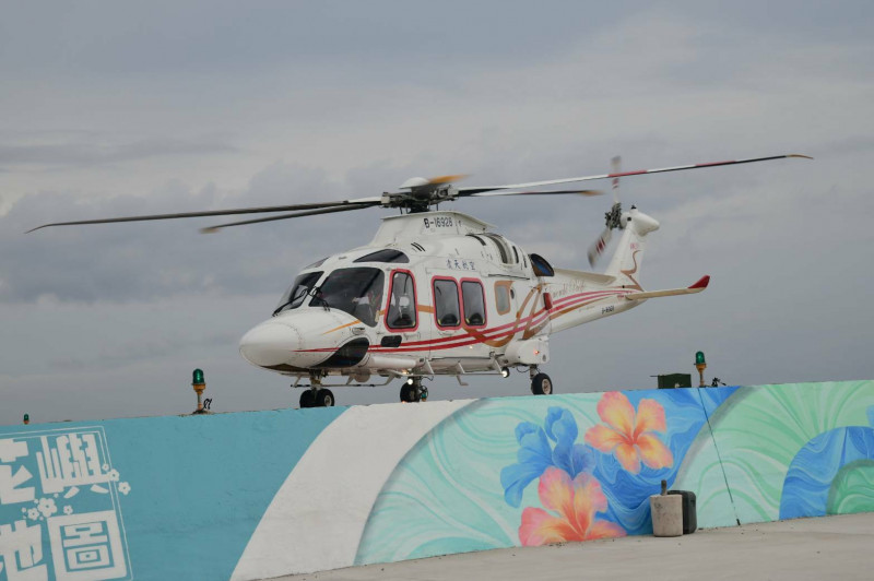 澎湖駐地醫療直升機凌天航空,前往花嶼後送跌倒骨折老婦。(黃國揚提供) 澎湖駐地醫療直升機凌天航空,前往花嶼後送跌倒骨折老婦。(黃國揚提供)