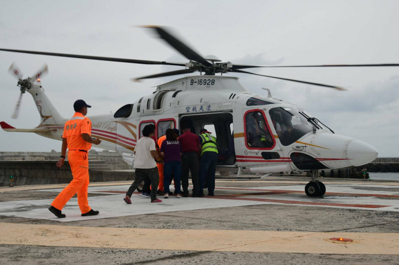 受傷老婦由警方、安檢人員協助,送往停機坪搭機。(黃國揚提供) 受傷老婦由警方、安檢人員協助,送往停機坪搭機。(黃國揚提供)