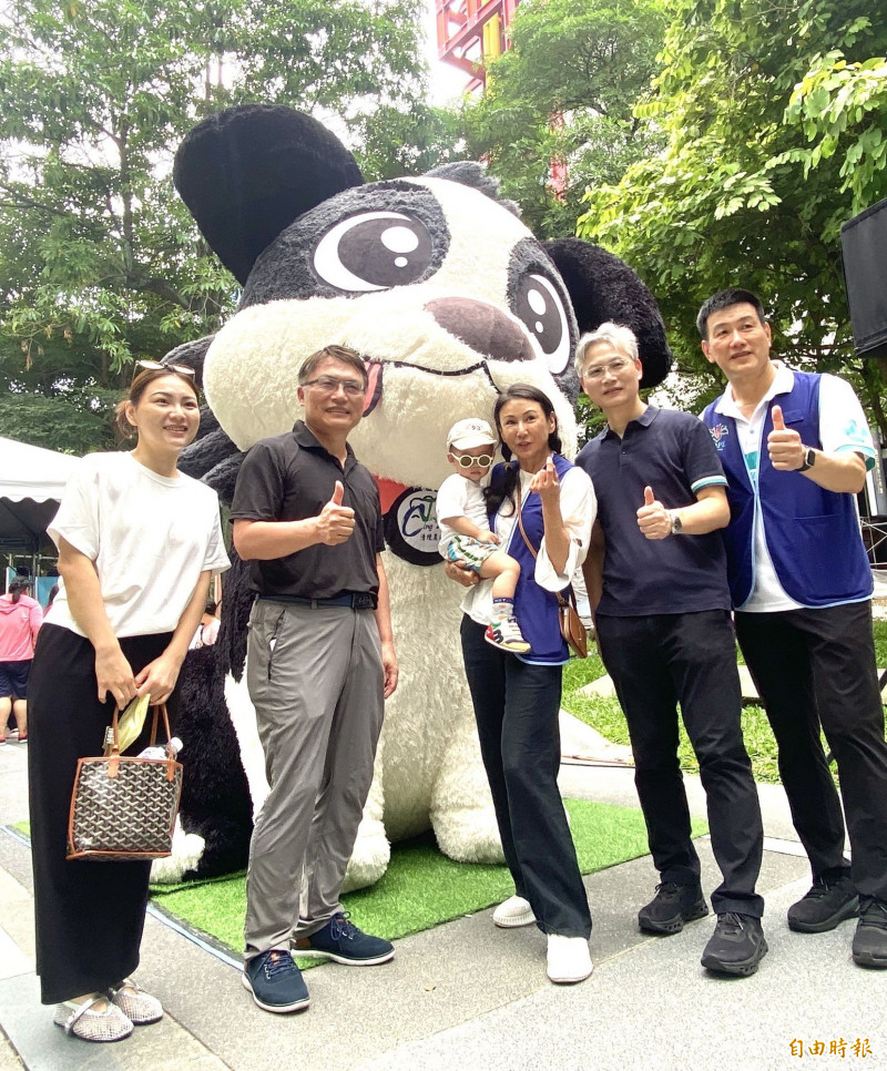 「中榮寶寶」由中榮志工隊阿嬤張寶方(中)陪伴,與中榮院長傅雲慶(右2)合影。(記者黃旭磊攝) 「中榮寶寶」由中榮志工隊阿嬤張寶方(中)陪伴,與中榮院長傅雲慶(右2)合影。(記者黃旭磊攝)