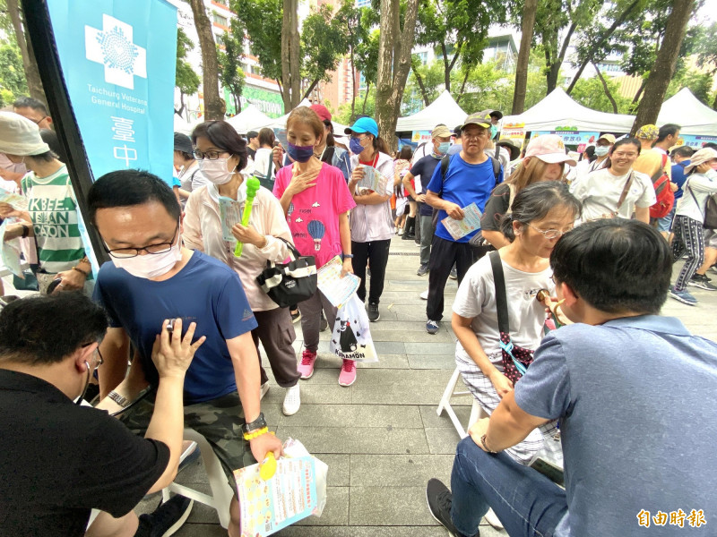 台中榮總心臟血管中心專科醫師,為民眾「聽心音、找心病」。(記者黃旭磊攝) 台中榮總心臟血管中心專科醫師,為民眾「聽心音、找心病」。(記者黃旭磊攝)