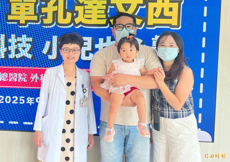 周佳滿醫師為盧小妹進行單孔達文西手臂手術切除總膽管囊腫與膽道重建,恢復健康。(記者蔡淑媛攝) 周佳滿醫師為盧小妹進行單孔達文西手臂手術切除總膽管囊腫與膽道重建,恢復健康。(記者蔡淑媛攝)