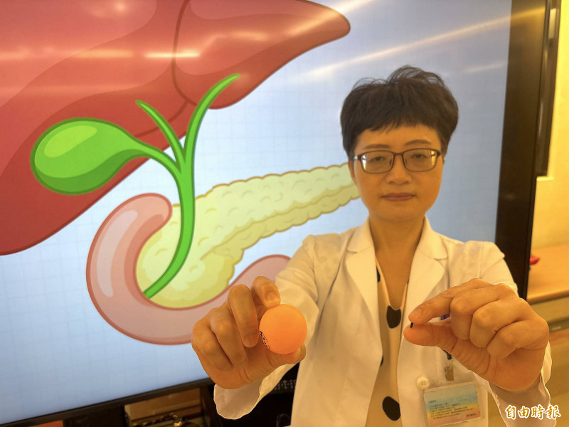 周佳滿醫師指盧小妹罹患總膽管囊腫,米粒大小的總膽管已腫脹如乒乓球。(記者蔡淑媛攝) 周佳滿醫師指盧小妹罹患總膽管囊腫,米粒大小的總膽管已腫脹如乒乓球。(記者蔡淑媛攝)