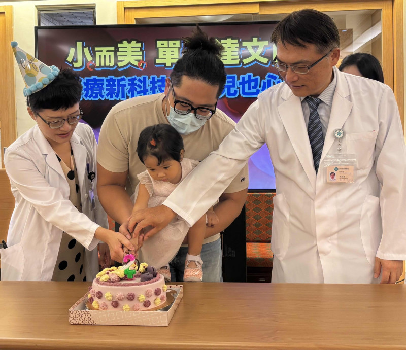 醫療團為盧小妹慶生2歲生日。(記者蔡淑媛翻攝) 醫療團為盧小妹慶生2歲生日。(記者蔡淑媛翻攝)