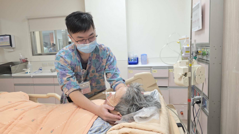 加護病房護理師林子恩,透過肢體動作、表情了解患者需求。(嘉義基督教醫院提供) 加護病房護理師林子恩,透過肢體動作、表情了解患者需求。(嘉義基督教醫院提供)