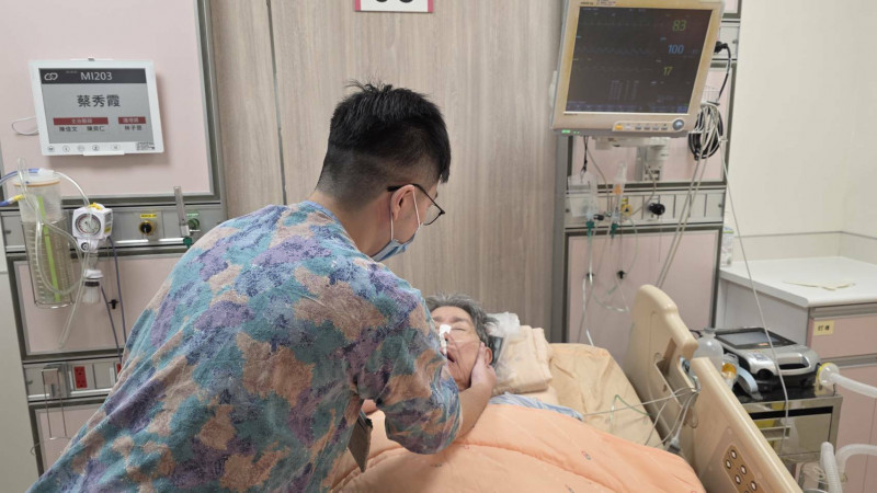 8年級生護理師林子恩對患者照顧比家屬還細心。(嘉義基督教醫院提供) 8年級生護理師林子恩對患者照顧比家屬還細心。(嘉義基督教醫院提供)