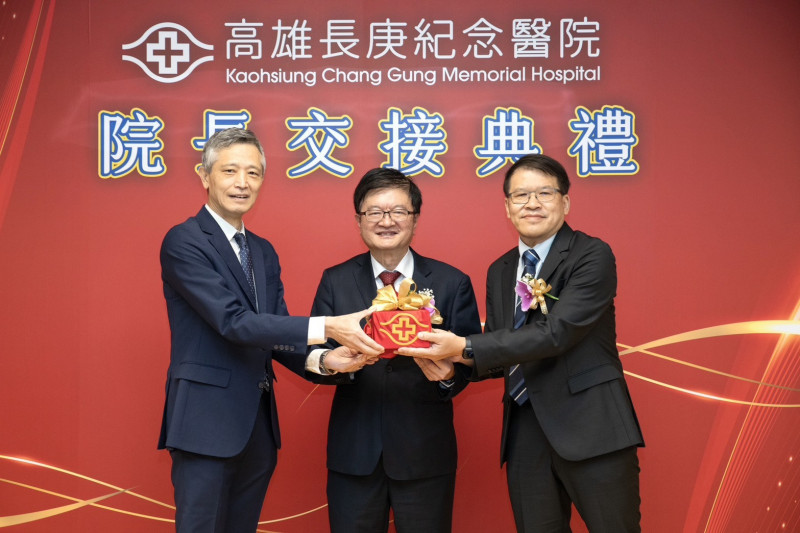 高雄長庚醫院新舊院長印信交接,由長庚醫療財團法人決策委員會主委程文俊(中)見證下,王植熙(左)交接給藍國忠(右)。(高雄長庚提供) 高雄長庚醫院新舊院長印信交接,由長庚醫療財團法人決策委員會主委程文俊(中)見證下,王植熙(左)交接給藍國忠(右)。(高雄長庚提供)