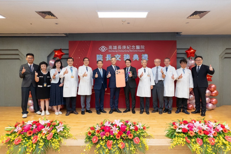 高雄長庚、大同醫院、鳳山醫院的治理團隊致贈王院長新的iPhone。(高雄長庚提供) 高雄長庚、大同醫院、鳳山醫院的治理團隊致贈王院長新的iPhone。(高雄長庚提供)