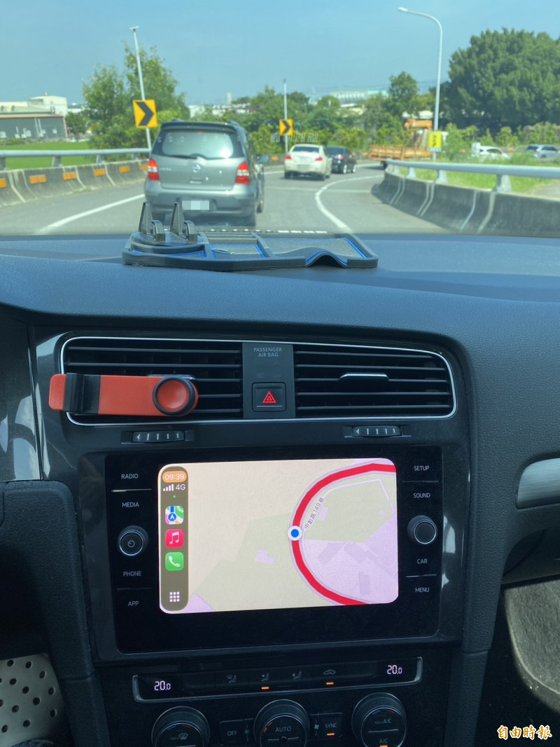 教師節連假首日出現大批車潮,國道一號、三號彰化路段和中彰快速道路出現塞車「紅通通」,車速甚至降到時速20公里以下,平日容易塞的路段更是走走停停。(記者張聰秋攝) 教師節連假首日出現大批車潮,國道一號、三號彰化路段和中彰快速道路出現塞車「紅通通」,車速甚至降到時速20公里以下,平日容易塞的路段更是走走停停。(記者張聰秋攝)