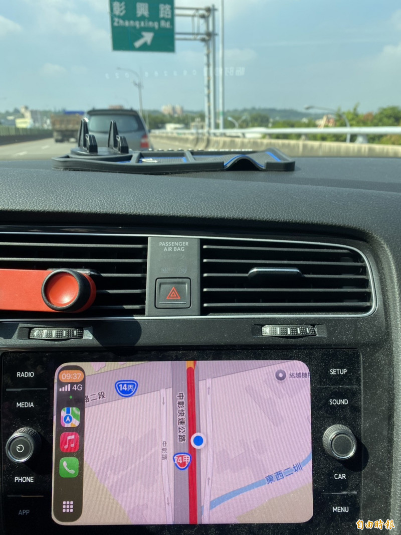 教師節連假首日,彰化地區今天好天氣,中彰快速道路上午交通狀況出現「紅色」警告。(記者張聰秋攝) 教師節連假首日,彰化地區今天好天氣,中彰快速道路上午交通狀況出現「紅色」警告。(記者張聰秋攝)