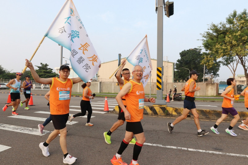 永慶盃路跑活動台中場今天清晨開跑,吸引5千多位民眾報名參加。(記者陳建志翻攝) 永慶盃路跑活動台中場今天清晨開跑,吸引5千多位民眾報名參加。(記者陳建志翻攝)