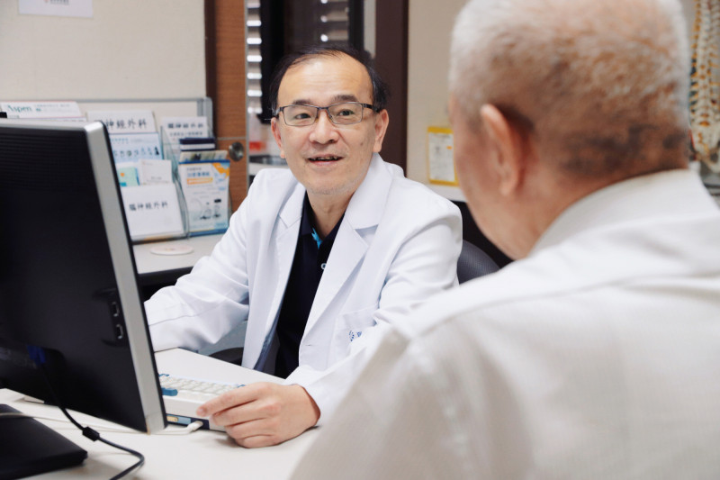 羅東博愛醫院醫師羅揚嵐提醒大家,頭頸部受傷後若有肢體麻木,應趕快就醫檢查。(圖由羅東博愛醫院提供) 羅東博愛醫院醫師羅揚嵐提醒大家,頭頸部受傷後若有肢體麻木,應趕快就醫檢查。(圖由羅東博愛醫院提供)