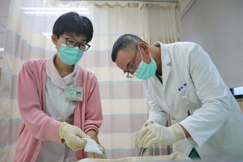 61歲糖尿病男性患者右足嚴重細菌感染,一度面臨截肢風險,桃園醫院醫療團隊採取交替式負壓抽吸結合傷口浸泡療法,協助患者擺脫壞死筋膜炎危機。(桃園醫院提供) 61歲糖尿病男性患者右足嚴重細菌感染,一度面臨截肢風險,桃園醫院醫療團隊採取交替式負壓抽吸結合傷口浸泡療法,協助患者擺脫壞死筋膜炎危機。(桃園醫院提供)