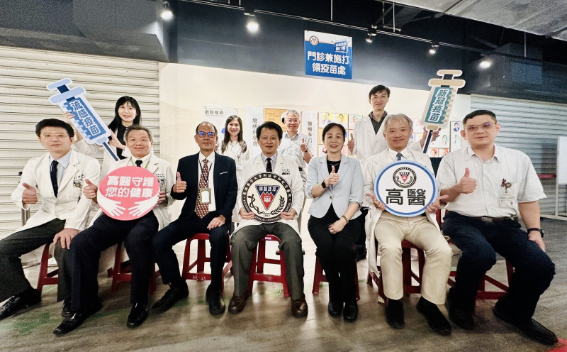 高醫大校院首長今帶頭接種流感疫苗,呼籲符合資格者盡快接種。(高醫提供) 高醫大校院首長今帶頭接種流感疫苗,呼籲符合資格者盡快接種。(高醫提供)